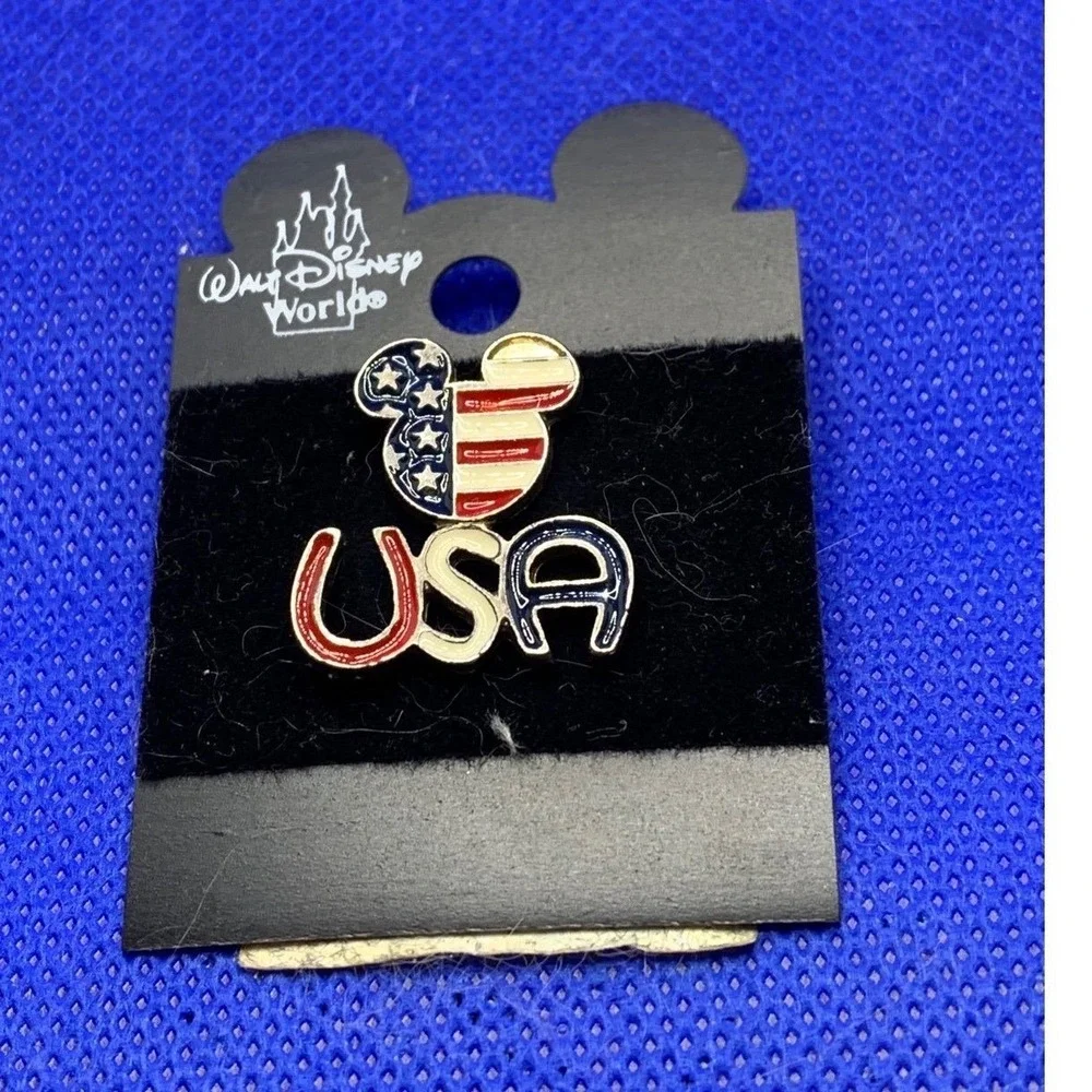 Disney Pin Vintage patriotic USA Red White Blue Still on Card Pre 2000